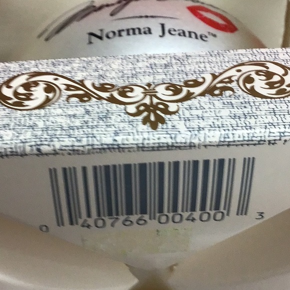 MARILYN MONROE CLASSIC COLLECTORS SERIES GLASS ORNAMENT - Picture 8 of 10